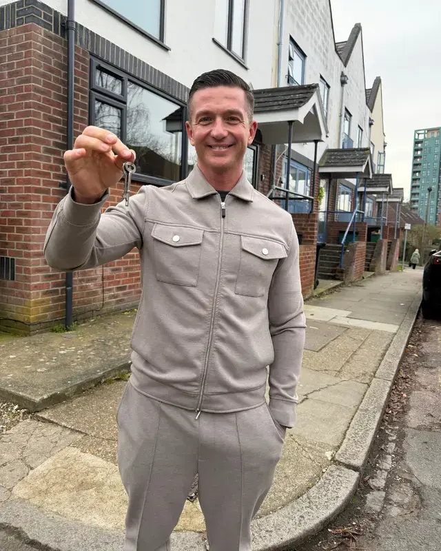 Steve Doran holding up a set of house keys
